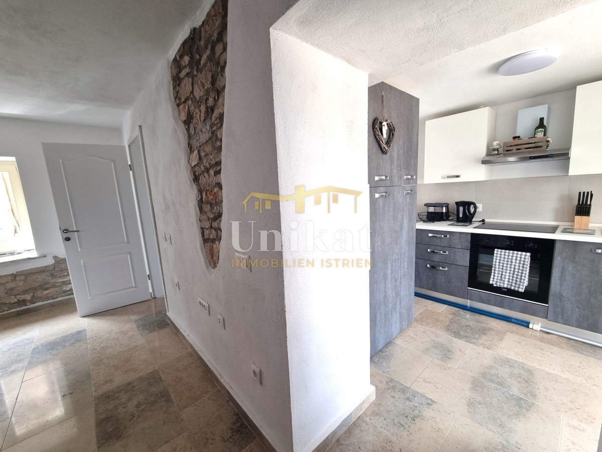 Renovirana kamnita hiša s bazenom 3 km od morja